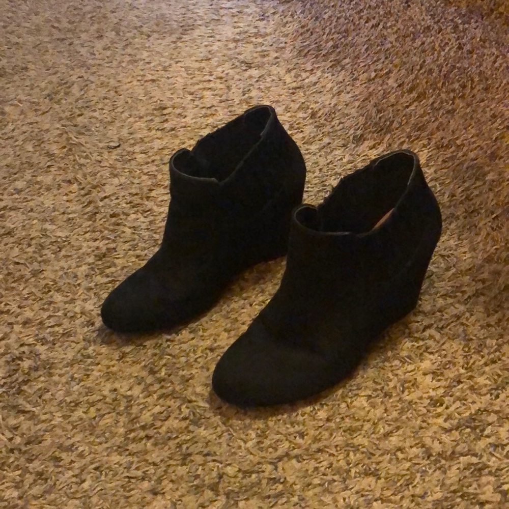 Black wedge shoes